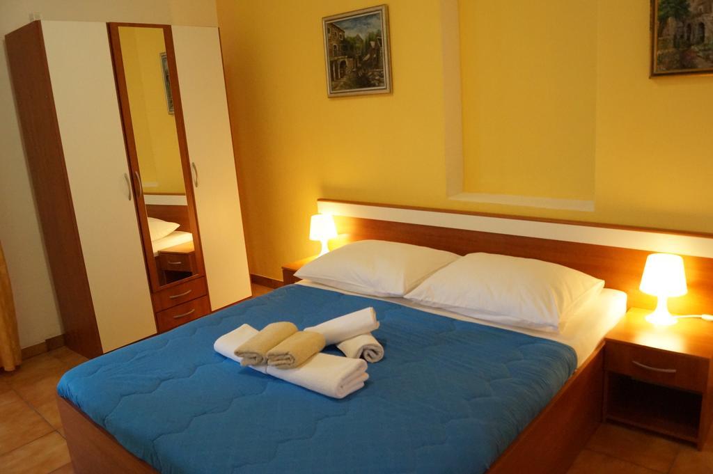 Studio Apartments Marija With Private Parking Makarska Exterior photo